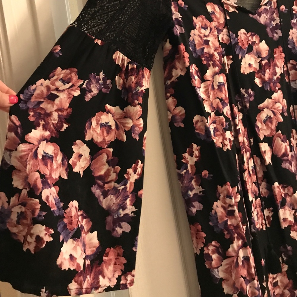 Gorgeous bell sleeved dress! Never been worn!